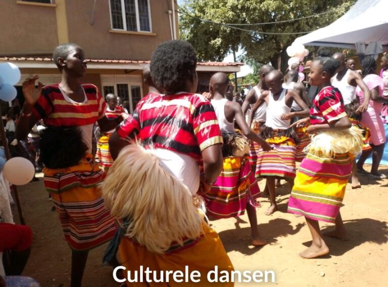 In Uganda_Culturele dansen