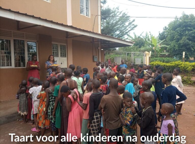 In Uganda_Taart voor alle kinderen na ouderdag