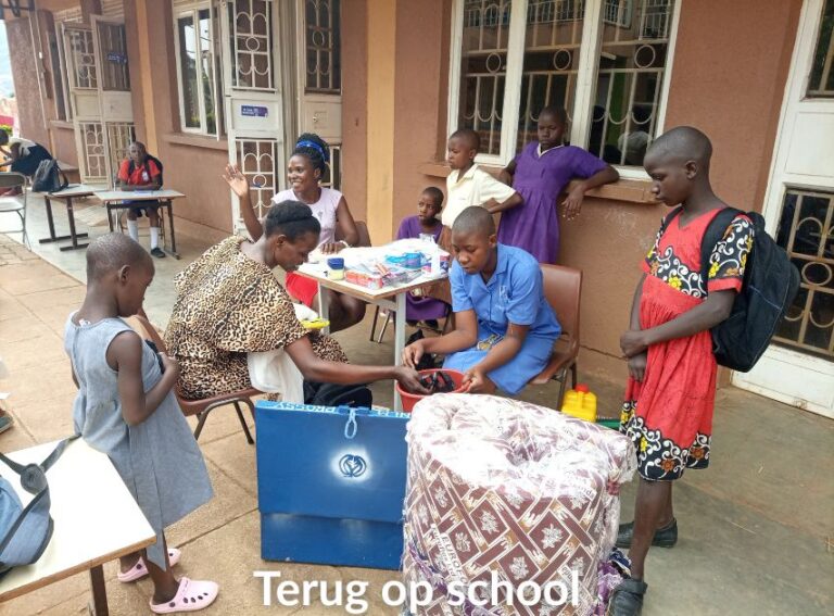 In Uganda_Terug op school