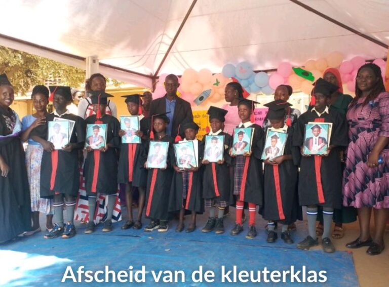 In Uganda_Afscheid van de kleuterklas (1)